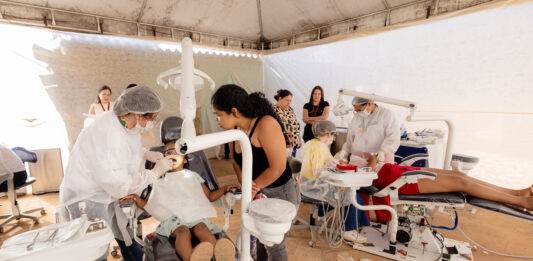 Mais de 30 crianças em vulnerabilidade social recebem atendimento odontológico gratuito na periferia do DF