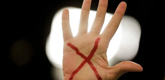 Combate à violência contra a mulher exige denúncia, acolhimento e informação