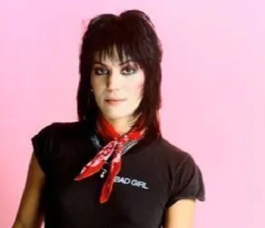Joan Jett cancela dois shows após cirurgia na coluna por vértebra fraturada