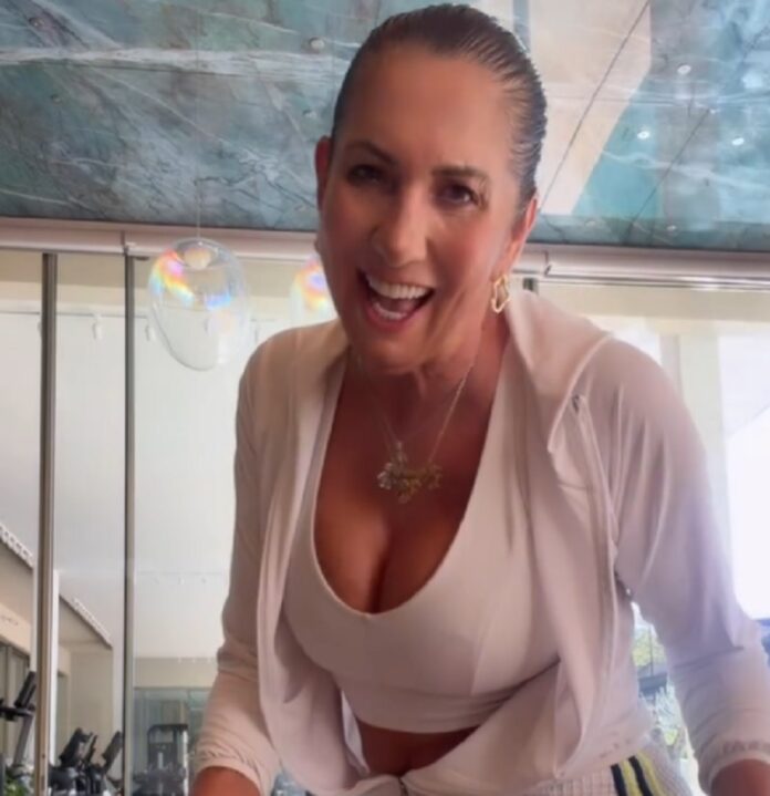Mãe de Virginia Fonseca revela tatuagem com frase motivacional na marca do biquíni cultura virginia