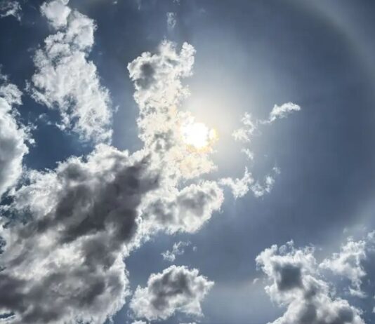 Halo solar chama atenção no céu de Brasília