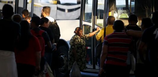Idosos de baixa renda têm direito a desconto em passagens interestaduais de ônibus