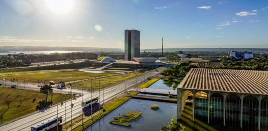 Brasil rebaixa relações diplomáticas com a Argentina após ataques de Milei