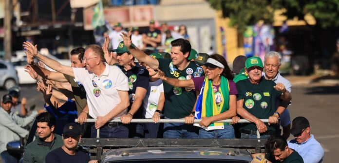 Daniel Vilela encerra maratona de agendas com 2 mil veículos em Aparecida goias