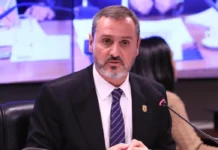 Dino reintegra chefe da PF