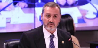 Dino reintegra chefe da PF