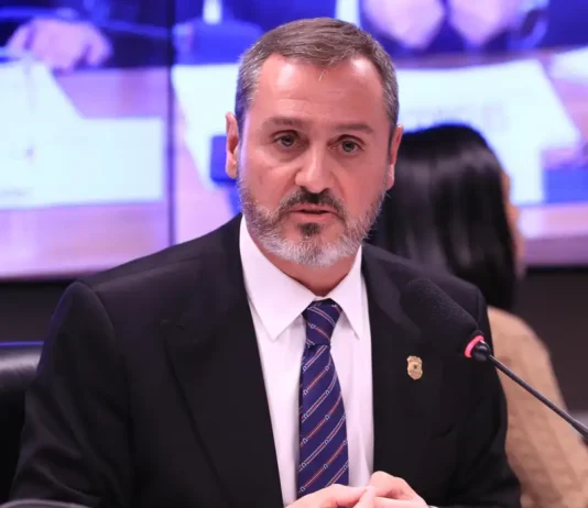 Dino reintegra chefe da PF
