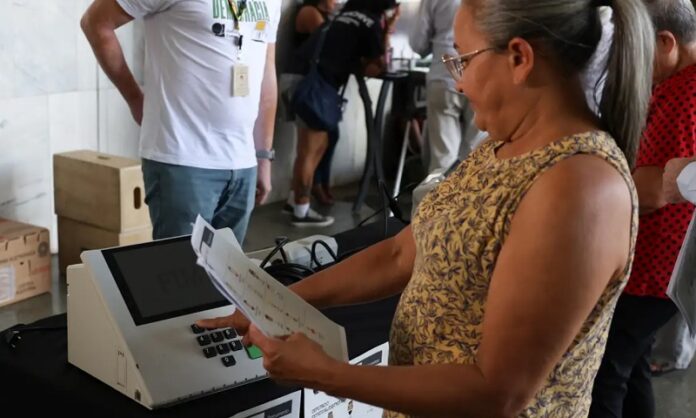TRE-RJ distribui 1,4 milhão de colas eleitorais para as Eleições 2026 politica eleição eleitores