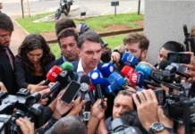 Flávio Bolsonaro confirma debate com Lula na Band neste domingo