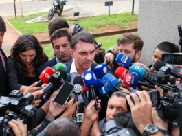 Flávio Bolsonaro confirma debate com Lula na Band neste domingo