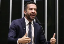 André Janones é internado na UTI com arritmia cardíaca