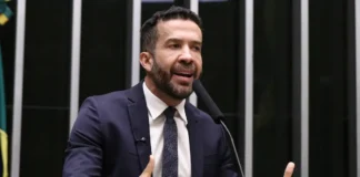 André Janones é internado na UTI com arritmia cardíaca