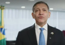TSE rebate Flávio Bolsonaro e nega expulsão de fiscais durante apuração