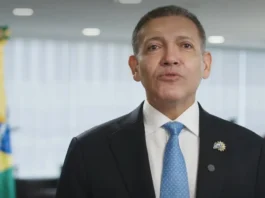TSE rebate Flávio Bolsonaro e nega expulsão de fiscais durante apuração