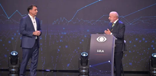 Debate entre Lula e Flávio Bolsonaro tem provocações e embates sobre segurança e direitos sociais