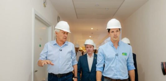 Daniel Vilela vistoria obras do novo Hugo e garante funcionamento em 2027